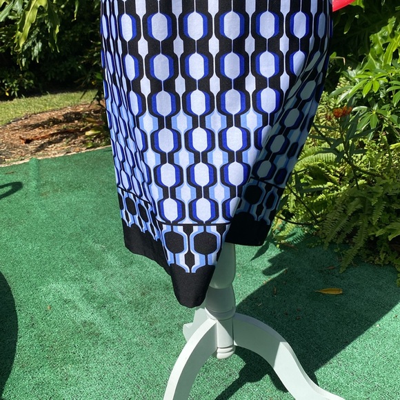 Beautiful dress, magnificent colors size medium very stretchy material - Picture 3 of 5